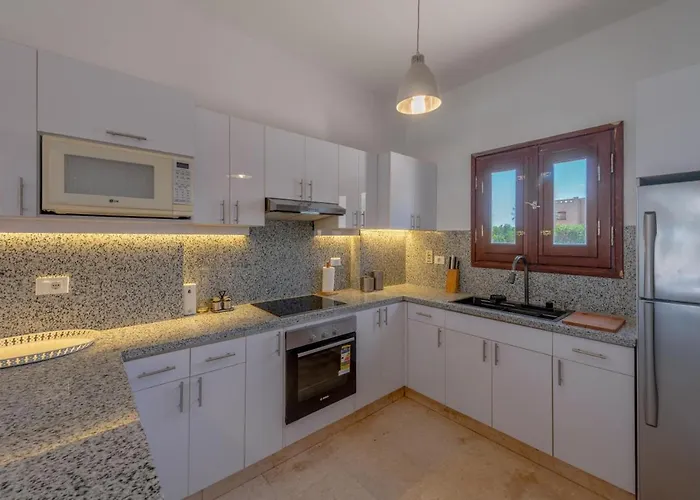 Scenic Views 3-bedroom In Sabina, El Gouna Private Jacuzzi & Lagoon Access