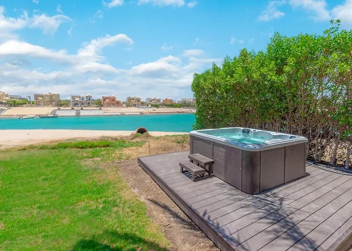 Scenic Views 3-bedroom In Sabina, El Gouna Private Jacuzzi & Lagoon Access Appartamento