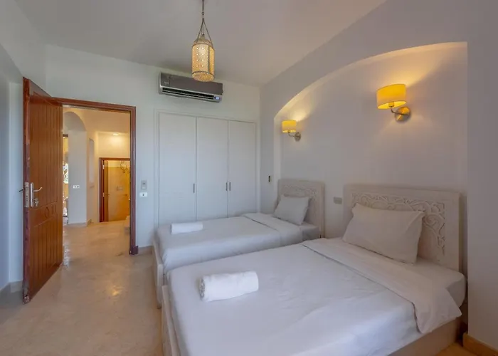 Scenic Views 3-bedroom In Sabina, El Gouna Private Jacuzzi & Lagoon Access *